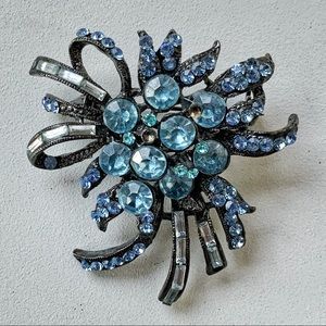 Blue gem brooch